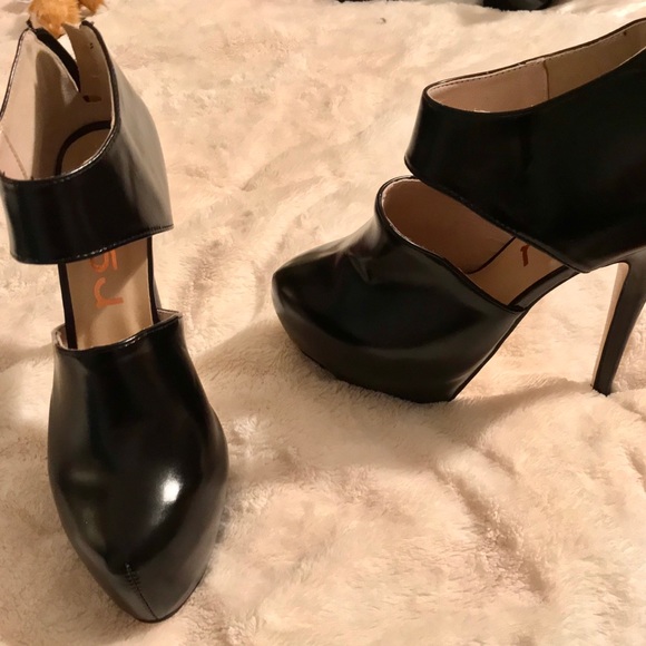 f5j nwot black platforms w/ zipper 6 1/2. - Picture 2 of 11